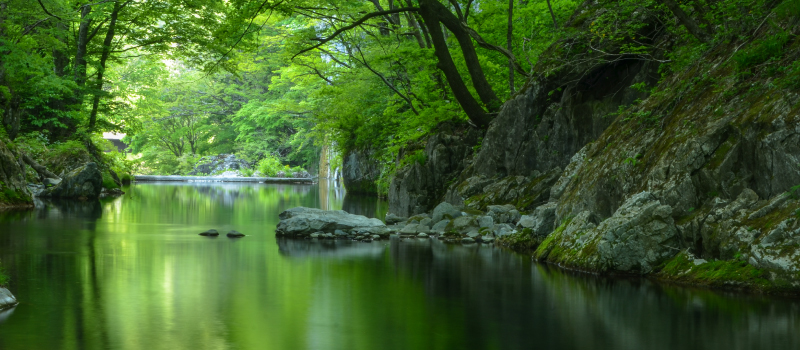 鏡岩